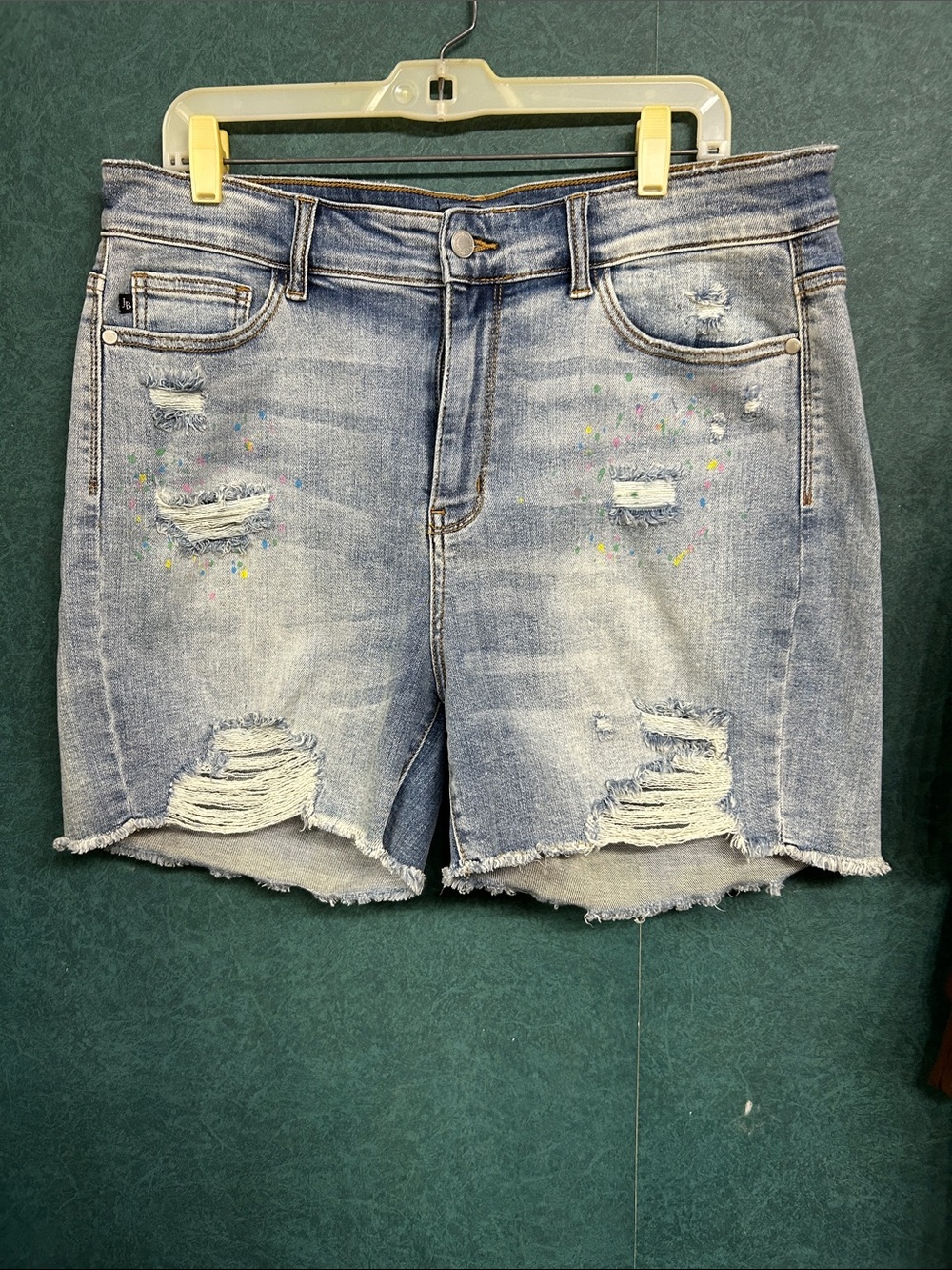 EUC 2X Judy Blue Light Blue Distressed Denim Paint Splattered Shorts